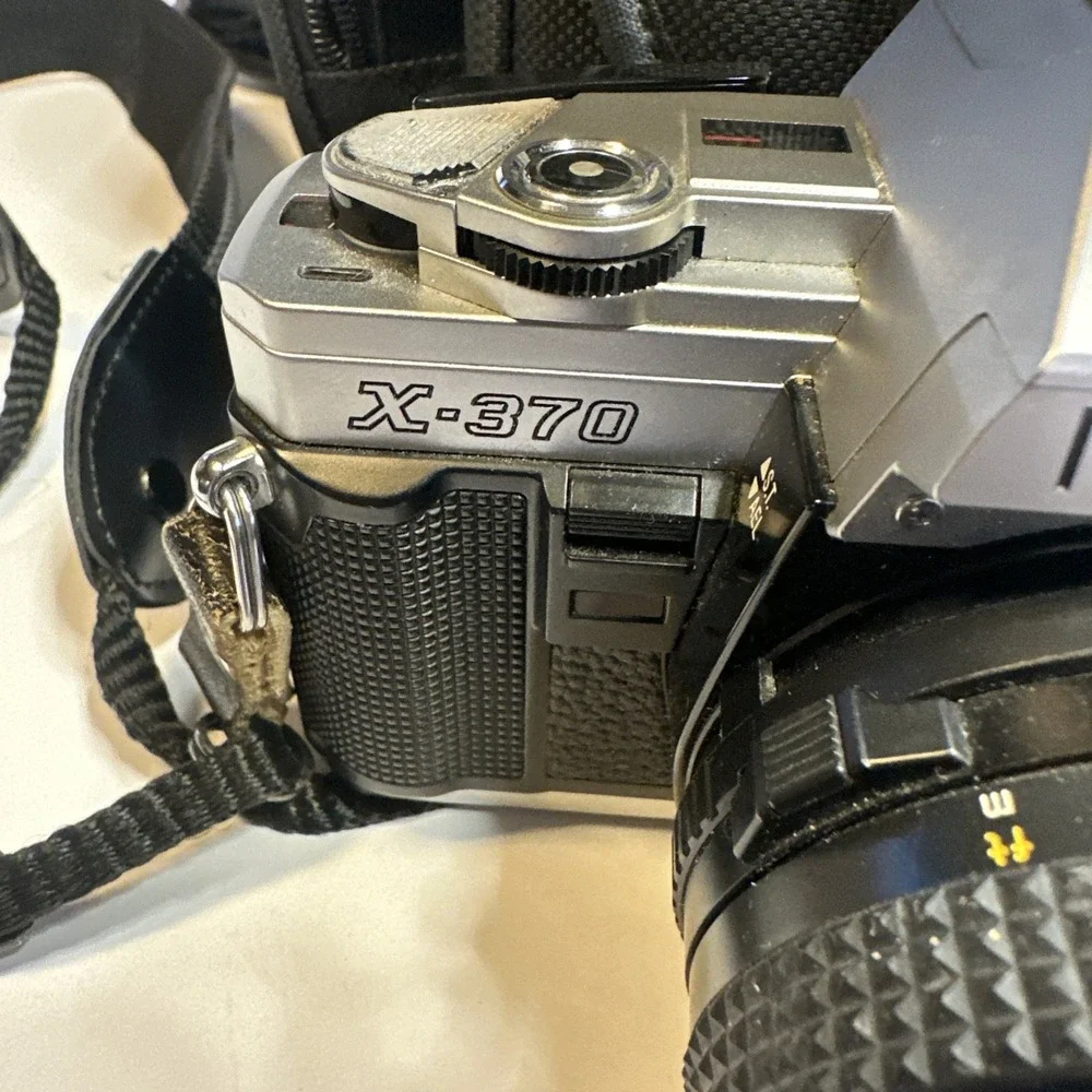 Minolta x-370 35mm Camera w/Amibico Bag, 50mm Minolta Lens F80-200 Zoom UNTESTED